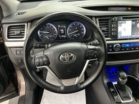 Used 2018 Toyota Highlander XLE w/ Carpet Mat Package (TMS) image 4