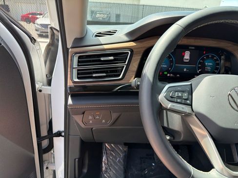 Used 2024 Volkswagen Atlas SE AWD/4WD image 15