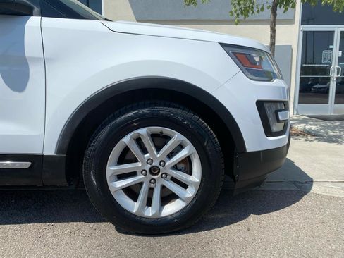 Used 2017 Ford Explorer XLT FWD image 3