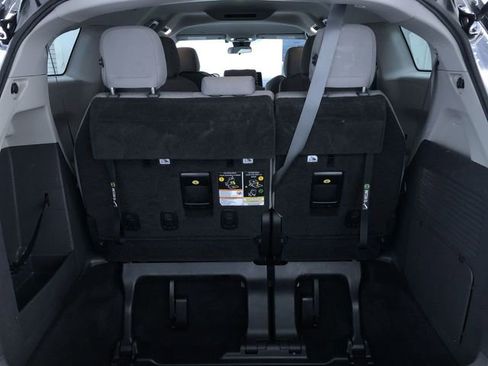 Certified 2022 Toyota Sienna LE image 32