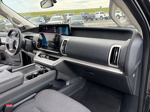 Used 2025 Ford Expedition Active AWD/4WD image 18