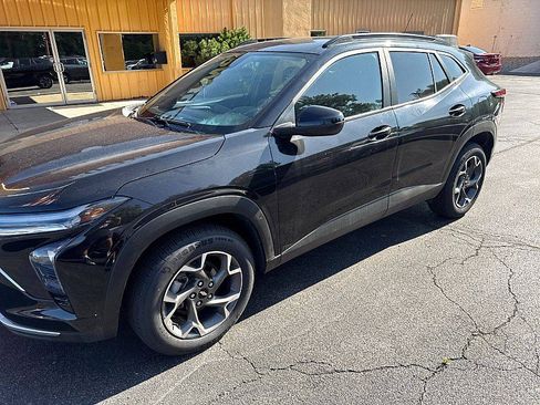 Used 2024 Chevrolet Trax LT FWD image 1