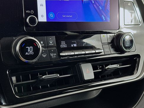 Used 2025 Toyota Highlander LE image 24