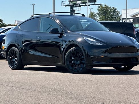 Used 2022 Tesla Model Y Long Range AWD/4WD image 2