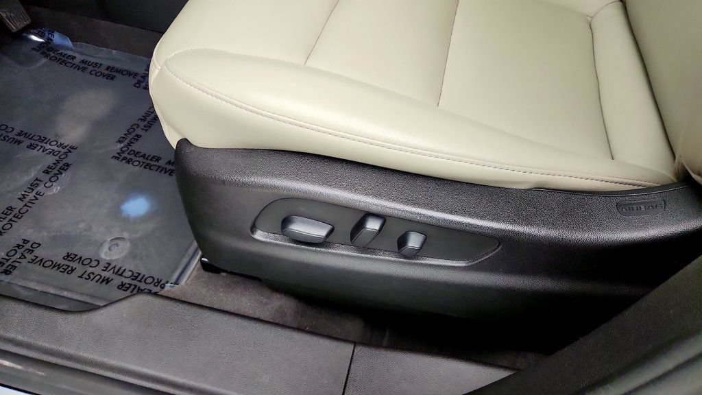 Used 2021 Cadillac XT4 Luxury w/ Cold Weather Package AWD/4WD image 12