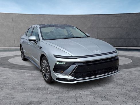 Certified 2025 Hyundai Sonata Limited FWD image 2