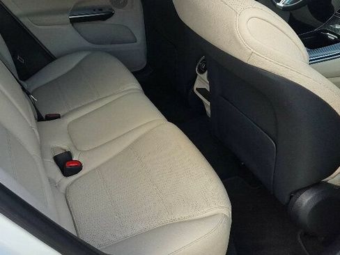 Used 2025 Mercedes-Benz GLC 300 image 17