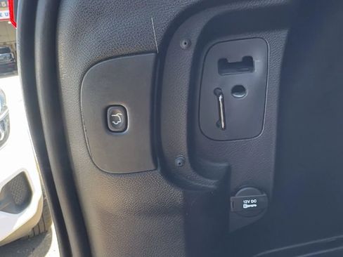 Used 2015 Jeep Cherokee Latitude w/ Comfort/Convenience Group AWD/4WD image 18