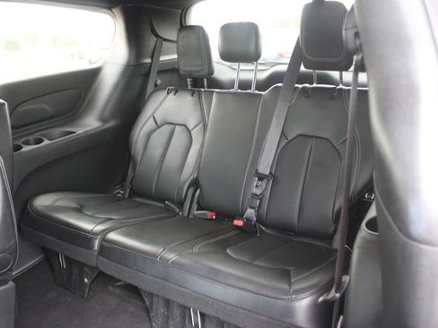 Used 2025 Chrysler Pacifica Select FWD image 19