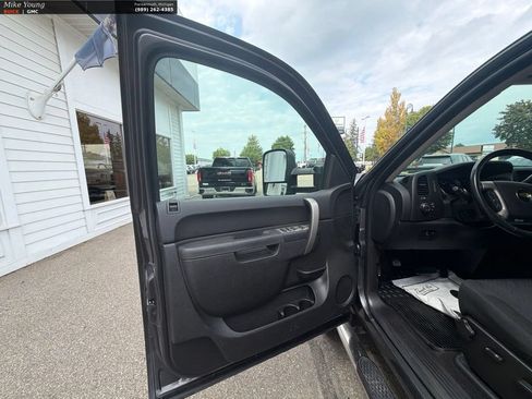 Used 2011 Chevrolet Silverado 2500 LT w/ Interior Plus Package RWD image 10