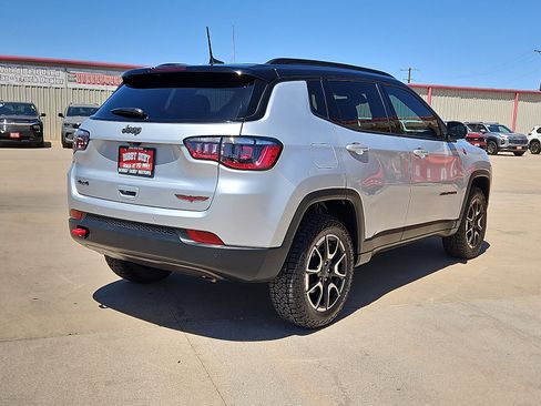 Used 2025 Jeep Compass Trailhawk AWD/4WD image 3