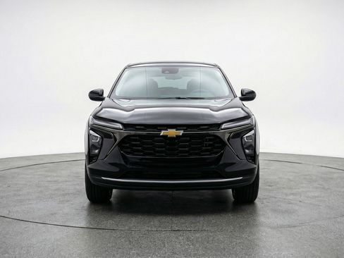 Used 2025 Chevrolet Trax LT image 2