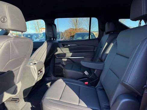 Used 2025 Chevrolet Traverse LT w/ Driver Confidence Package image 11