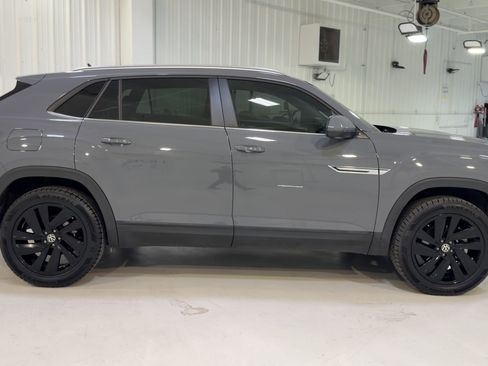 Used 2022 Volkswagen Atlas Cross Sport SE FWD image 2