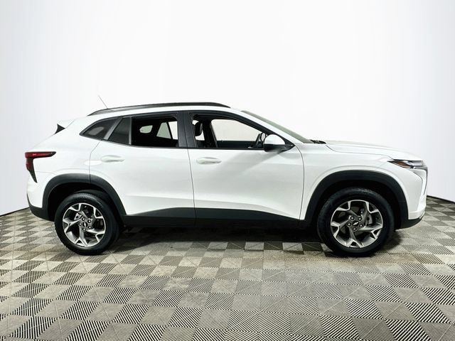 Used 2025 Chevrolet Trax LT FWD image 2