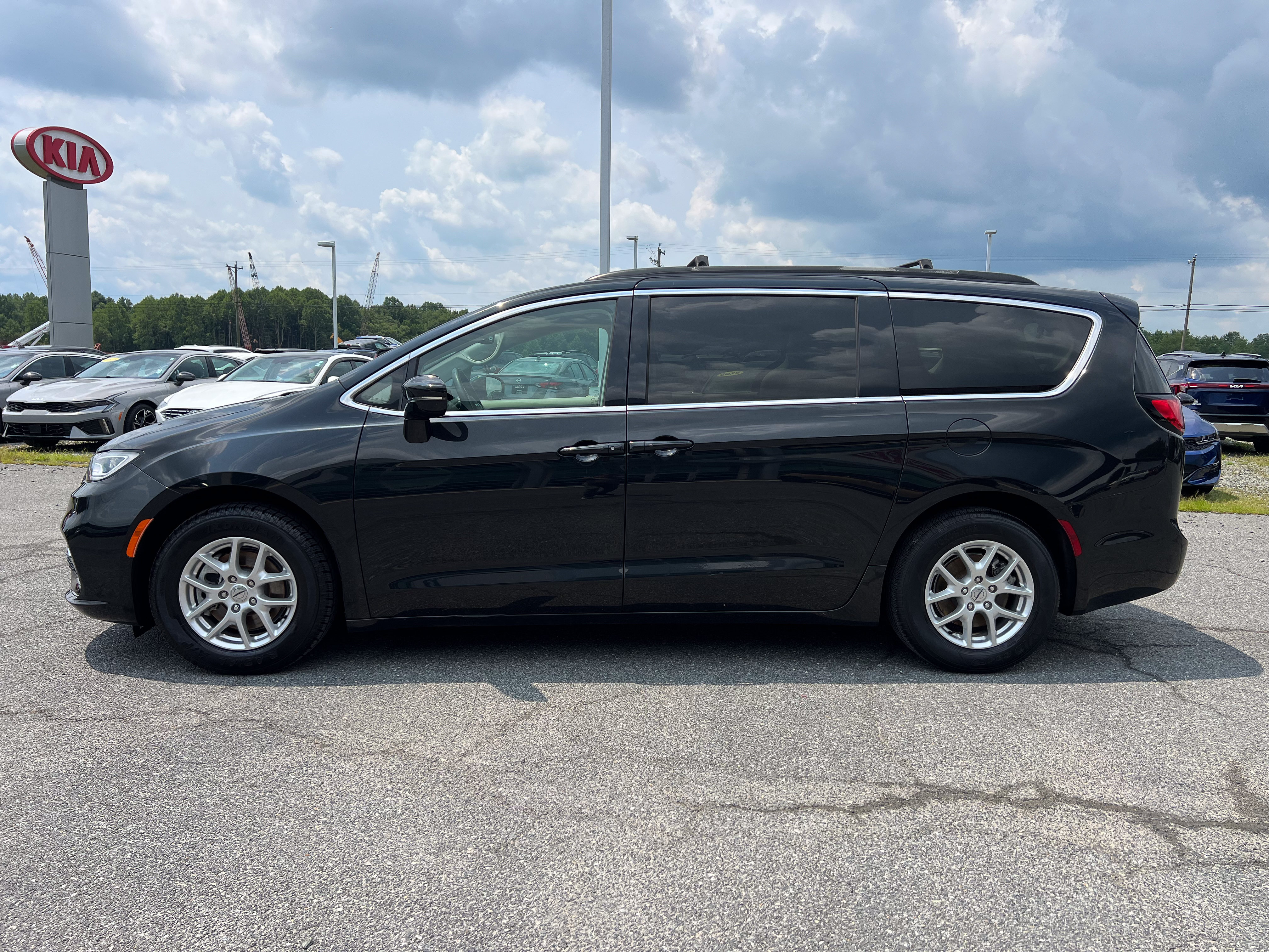 Used 2022 Chrysler Pacifica Touring-L FWD image 2