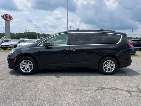 Used 2022 Chrysler Pacifica Touring-L FWD image 2