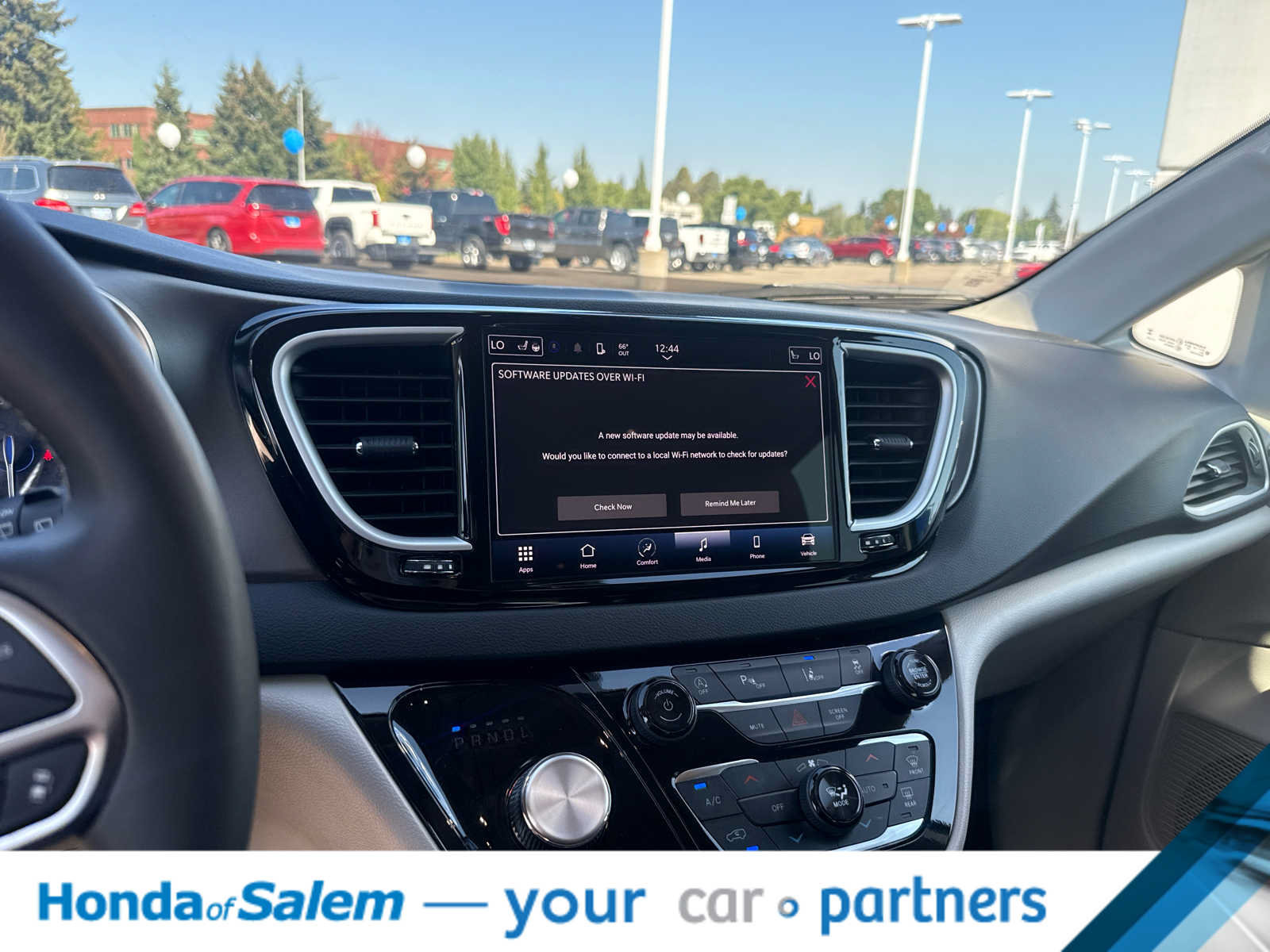 Used 2024 Chrysler Pacifica Touring-L FWD image 16