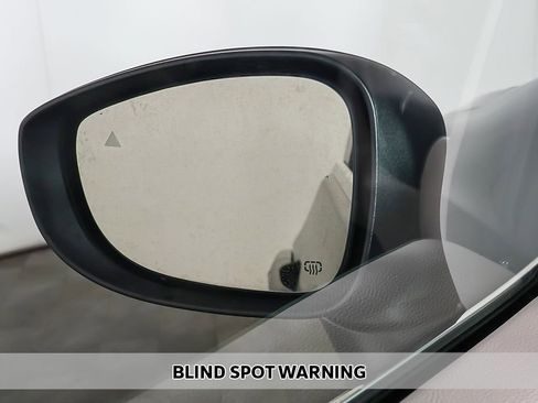 Used 2023 Chrysler Pacifica Touring-L FWD image 4