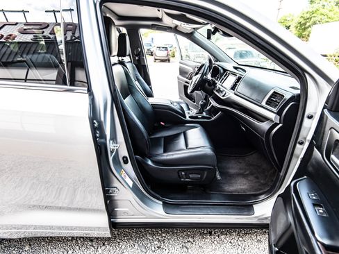 Used 2018 Toyota Highlander XLE FWD image 34