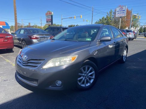 Used 2011 Toyota Camry XLE image 2