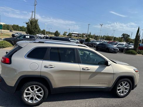 Used 2015 Jeep Cherokee Latitude w/ Comfort/Convenience Group FWD image 3