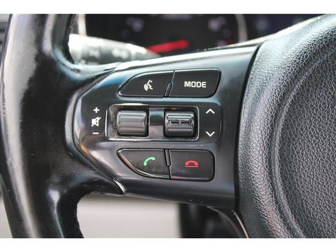 Used 2017 Kia Sedona LX w/ LX Essentials Premium Package FWD image 17