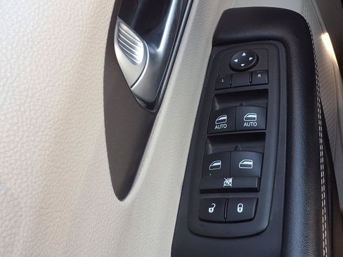 Used 2024 Chrysler Pacifica Touring-L FWD image 10
