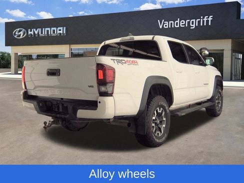 Used 2018 Toyota Tacoma SR5 AWD/4WD image 10