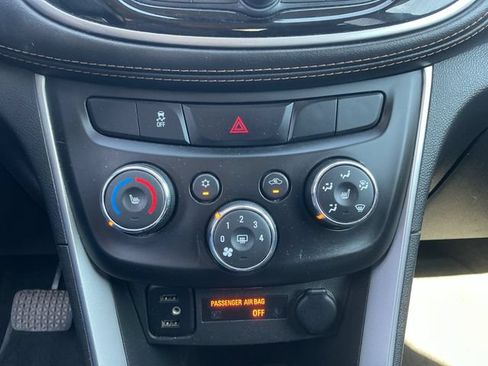 Used 2022 Chevrolet Trax LT w/ Premium Seat Package AWD/4WD image 17
