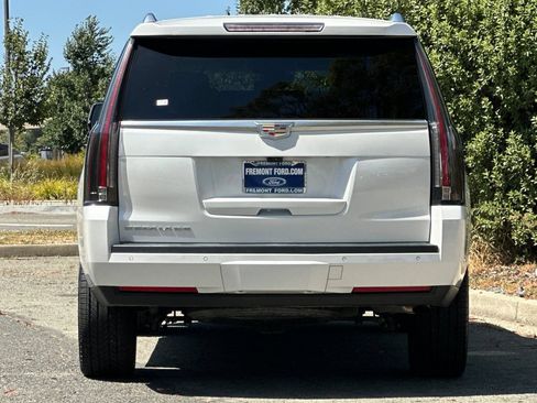 Used 2018 Cadillac Escalade Premium Luxury AWD/4WD image 4