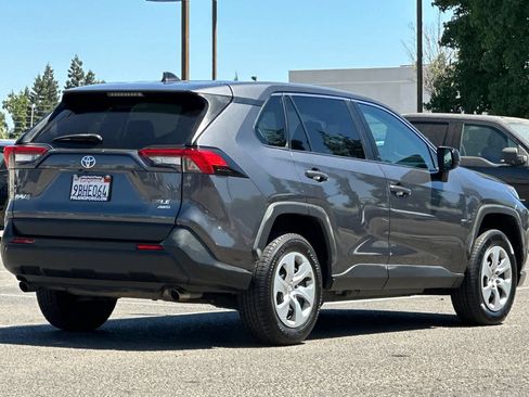 Used 2022 Toyota RAV4 LE AWD/4WD image 2