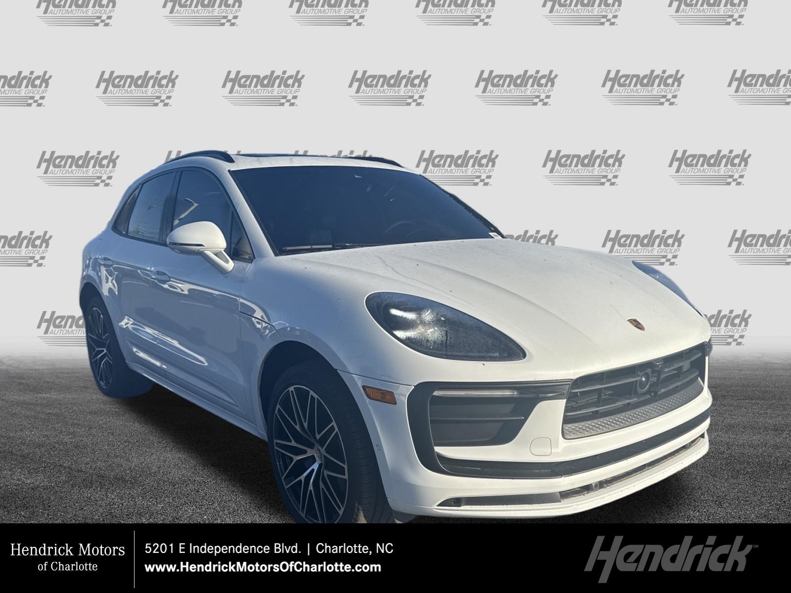 Used 2025 Porsche Macan AWD/4WD image 1