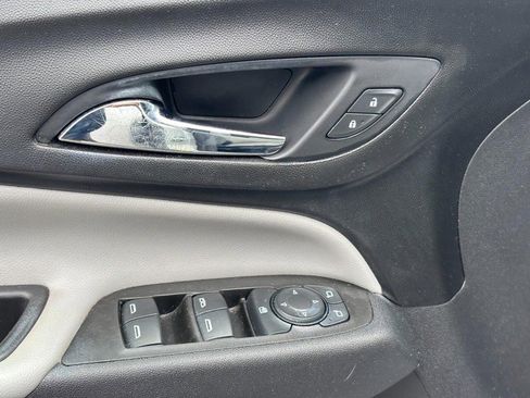 Used 2020 Chevrolet Equinox LS FWD image 16