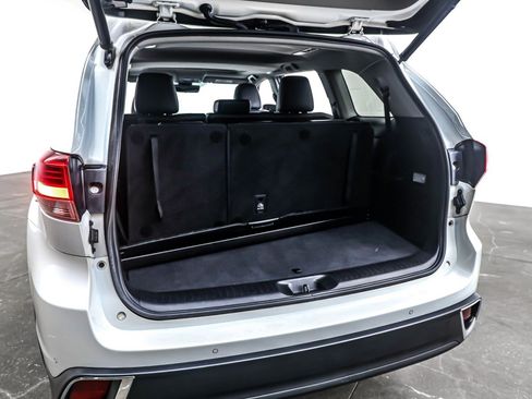 Used 2019 Toyota Highlander Limited image 22