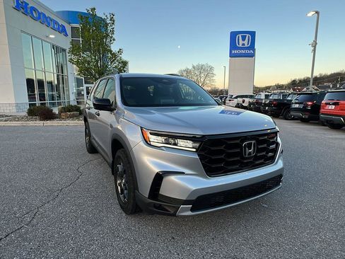 Certified 2025 Honda Pilot TrailSport image 2