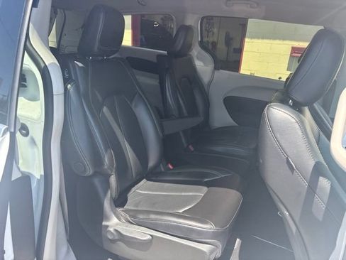 Used 2022 Chrysler Pacifica Touring-L FWD image 19
