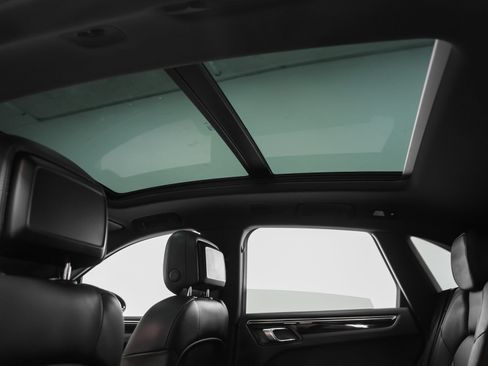 Certified 2020 Porsche Macan AWD/4WD image 40
