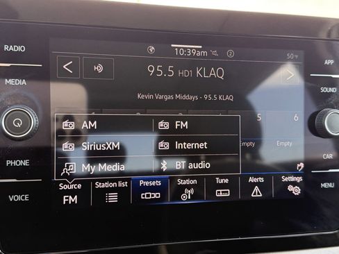 Certified 2025 Volkswagen Taos SE image 11