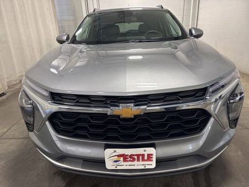 Used 2025 Chevrolet Trax LT w/ LT Convenience Package FWD image 2