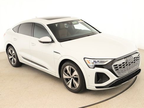Used 2024 Audi Q8 e-tron Premium Plus w/ Premium Plus Package image 35
