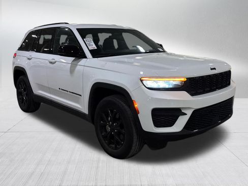 Used 2024 Jeep Grand Cherokee Altitude AWD/4WD image 11
