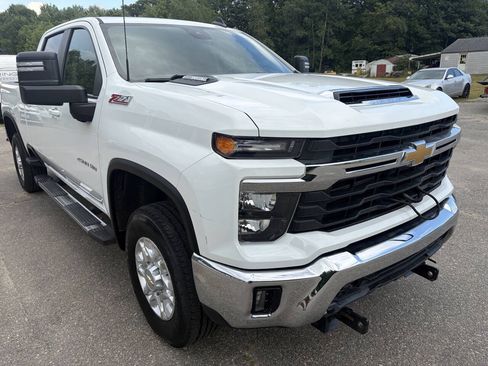 Used 2024 Chevrolet Silverado 2500 LT AWD/4WD image 10