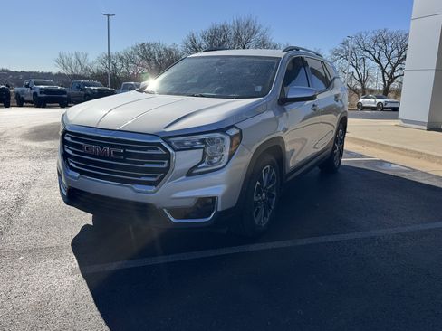 Used 2022 GMC Terrain SLT w/ Infotainment Package II image 2