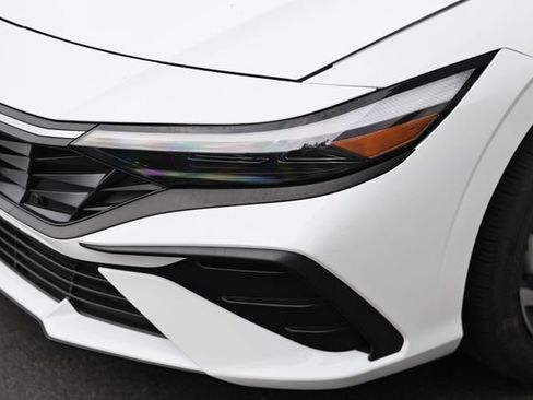 Certified 2025 Hyundai Elantra SEL FWD image 13