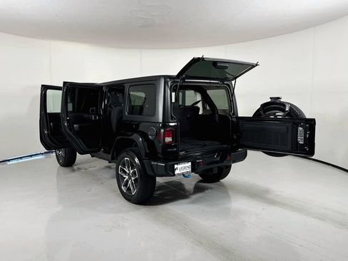 Used 2024 Jeep Wrangler Unlimited w/ Convenience Group AWD/4WD image 22