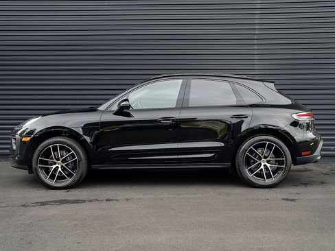 Certified 2025 Porsche Macan image 2