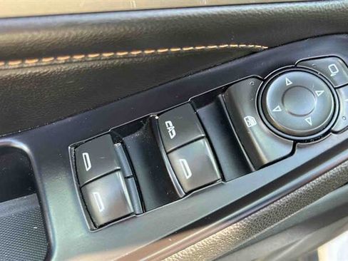 Used 2018 Chevrolet Traverse LT FWD image 18