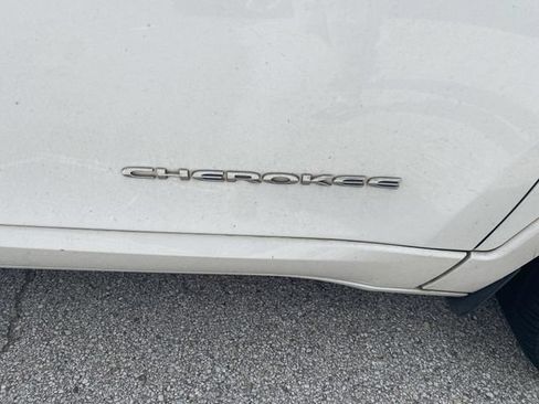 Used 2017 Jeep Cherokee Overland w/ Technology Group AWD/4WD image 4