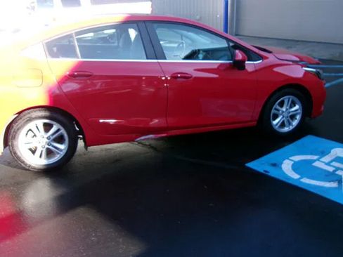 Used 2017 Chevrolet Cruze LT w/ Sun And Sound Package FWD image 4
